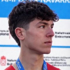 Julen Andueza en el podio con su medalla