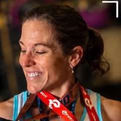 Paula sonriendo con su medalla